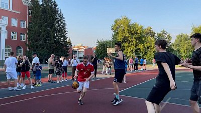 Алексей Текслер сыграл в стритбол с молодежью Челябинска