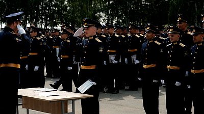 Более двухсот фуражек молодых лейтенантов взлетело в небо на выпускном в ЧВВАКУШе