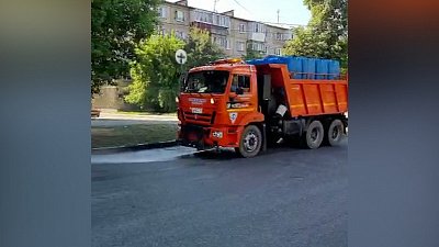 В Челябинске из-за жары круглосуточно проливают проезжую часть