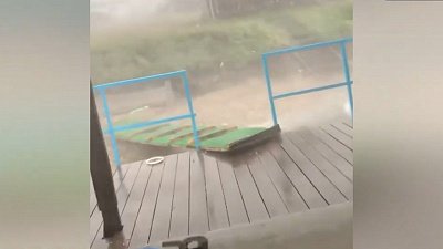 Ветер оторвал от берега понтон с людьми: видео с телефона пострадавших