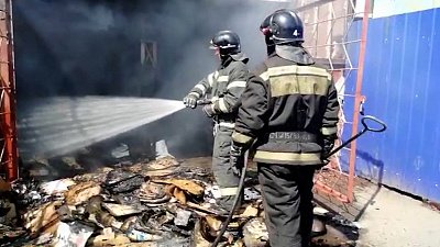 Последствия пожара в павильоне с макулатурой попали на видео в Металлургическом районе