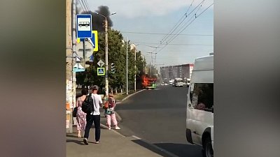 В соцсетях появилось видео автомобильного пожара на Комсомольском проспекте