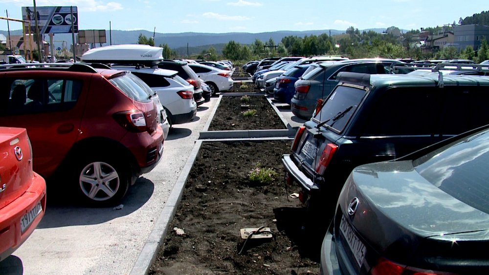 У городского пляжа Тургояка завершаются работы по строительству парковки