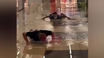 В Челябинском ТРК устроили заплыв на надувных кругах