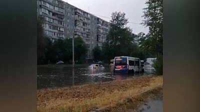 «Как корабль назовешь»: челябинцы шутят о затопленных улицах