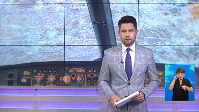 Град разбил лобовое стекло самолёта