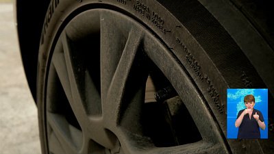 Дети скручивают колпачки с колес автомобилей