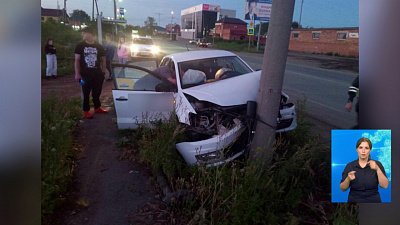 Водитель такси въехал в электроопору