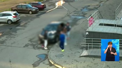 На мужчину, отхлеставшего девушек ремнем, завели дело