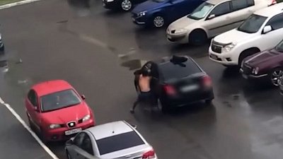 В Челябинске полуголого мужчину зажали дверью машины и протащили по асфальту