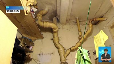 Жилой дом разрушается без внимания коммунальщиков