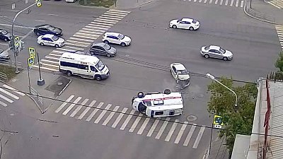 Автомобиль скорой помощи перевернулся в Челябинске