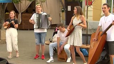 На улицах Челябинска популярные хиты исполняют на необычных музыкальных инструментах