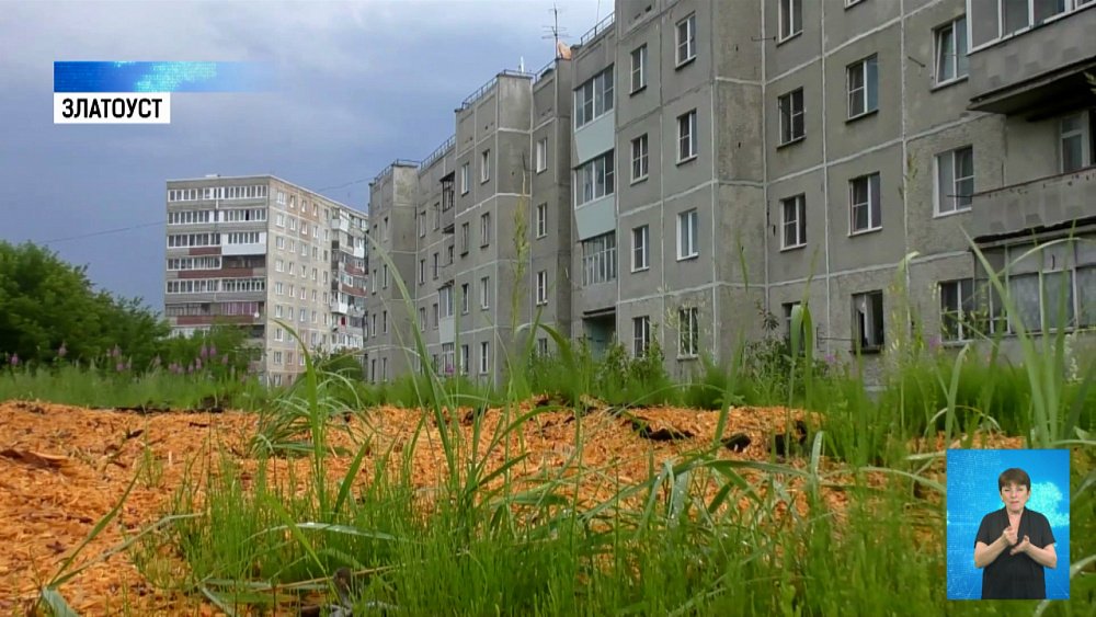 Многоэтажка стоит рядом с мазутохранилищем