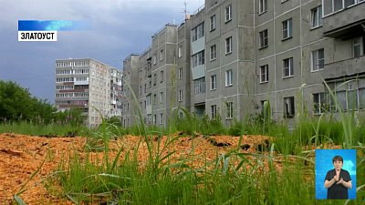 Многоэтажка стоит рядом с мазутохранилищем