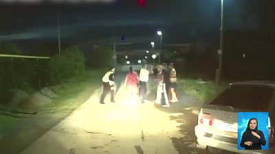 Пьяная компания избила полицейских