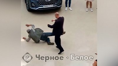 На видео попало грубое обращение охранника ТРК с пенсионером в Магнитогорске