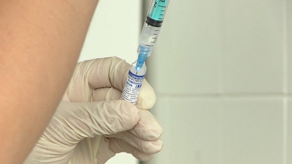Подростков могут начать вакцинировать осенью