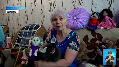 Женщина с болезнью Паркинсона делает куклы