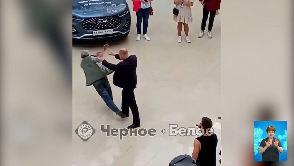 Охранник уронил пенсионера в ТРК