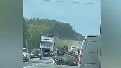 Под Челябинском иномарка залетела под грузовой автомобиль