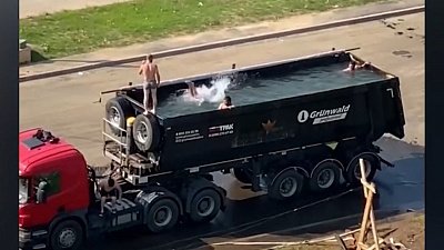 Вечеринку в «бассейне» устроили в кузове самосвала под Москвой