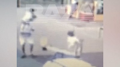 На камеры попала месть мужчины маленькой девочке на детской площадке