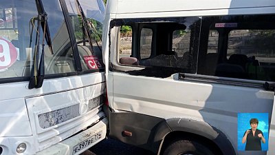 Столкнулись 2 маршрутки и автомобиль