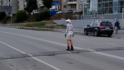 На роликах по встречке: видео из Миасса