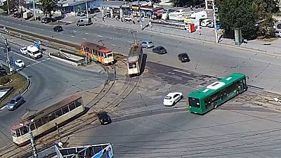 Сход трамвая с рельсов в Челябинске попал на видео