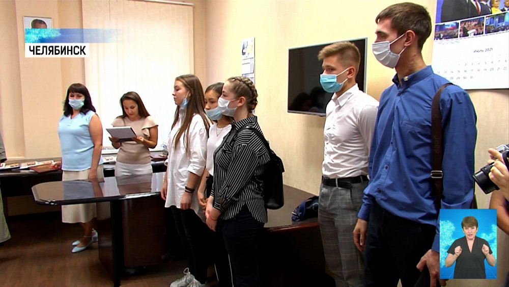 Волонтеров наградили за помощь в пандемию