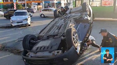 Легковушка перевернулась на крышу