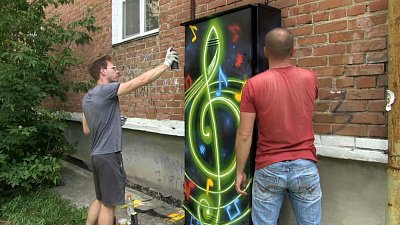 Миасские художники расписывают коммуникационные шкафы