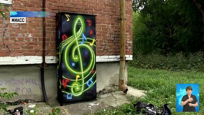 Райтеры расписывают трансформаторные будки