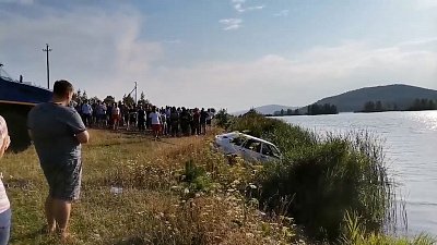 Утопленницу достали из пруда вместе с машиной: видео из Миасса