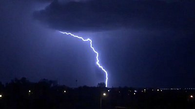 Последствия бушующей грозы в Челябинске попали на видео