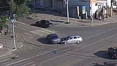 Момент аварии на оживленном перекрестке в Челябинске засняли камеры