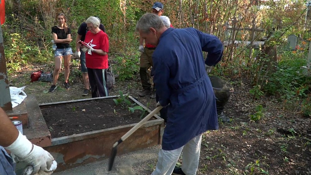 Волонтёры приводят в порядок могилу Феди Горелова