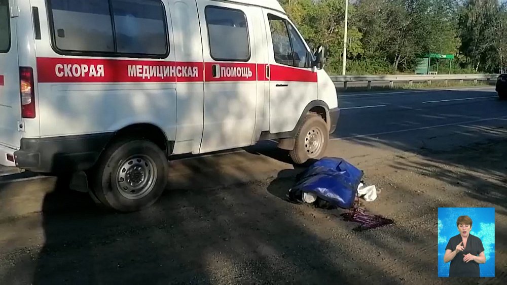 Женщина выпрыгнула из кареты скорой помощи