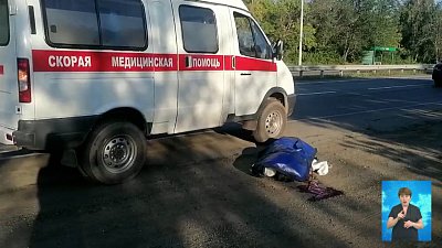 Женщина выпрыгнула из кареты скорой помощи