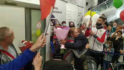 Челябинск встречает олимпийскую чемпионку: видео из аэропорта