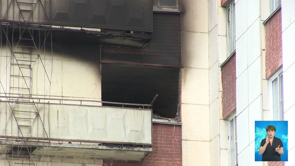 10 человек эвакуировали из горящего дома