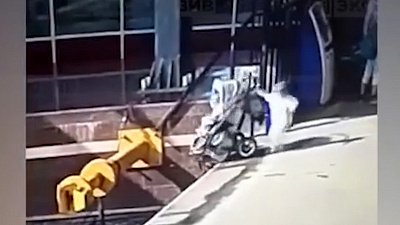 Видео с питерского вокзала: малыши упали с перрона на рельсы