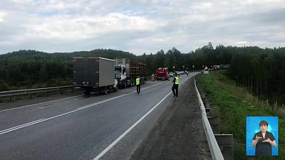 Иномарка столкнулась с грузовиком