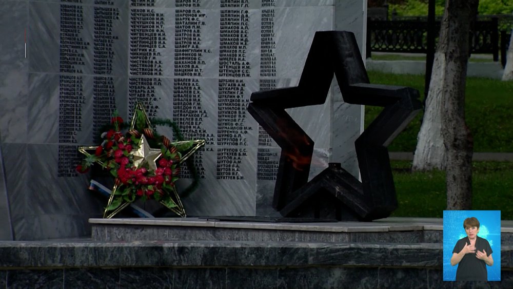 Школьницы пожарили сосиски на Вечном огне