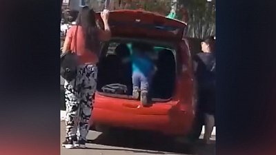 В Челябинске малыша возят в багажнике «Ниссан Нот»: видео очевидцев