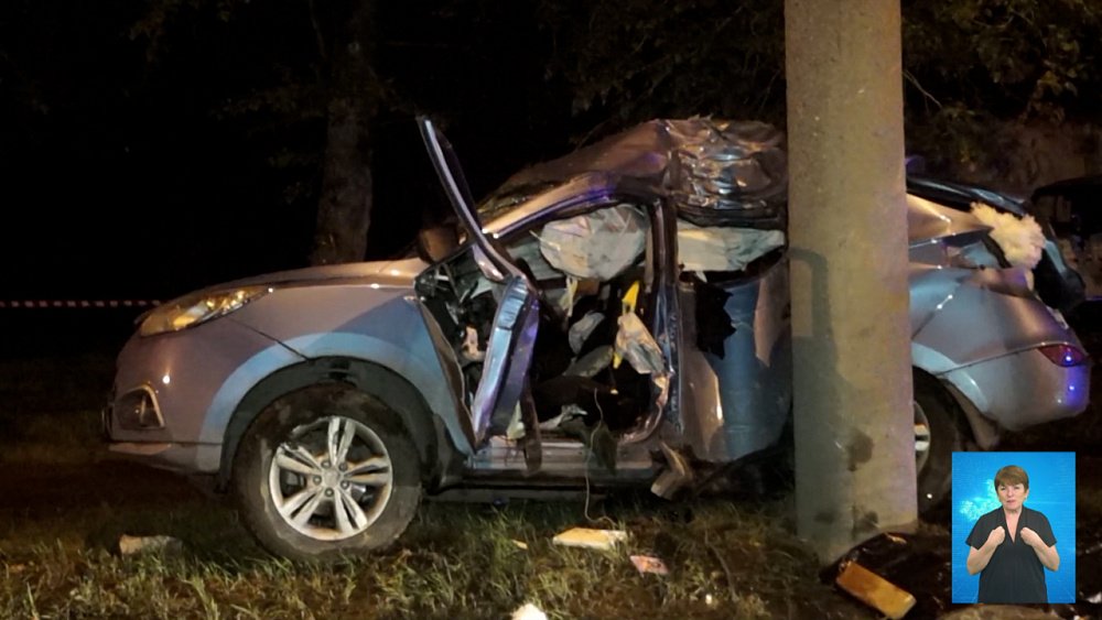 Мужчина и женщина погибли, врезавшись в столб