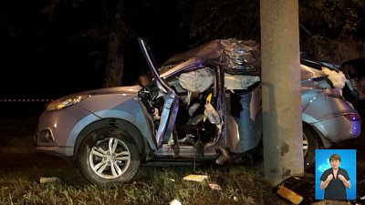 Мужчина и женщина погибли, врезавшись в столб