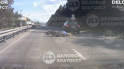 Скутер ринулся под колёса иномарки: запись с видеорегистратора