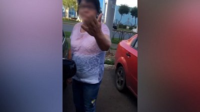 Инструктор автошколы снял на видео, как его курсантку «покрыли матом» на парковке в Магнитогорске